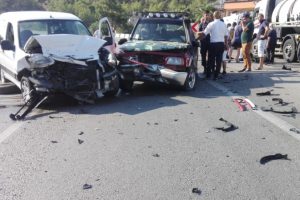 Cip ile hafif ticari araç çarpıştı: 4 yaralı