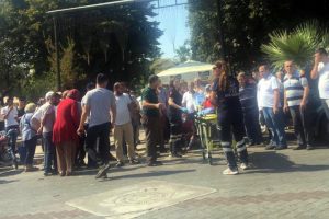 Ters yönden gelen otomobille motosiklet çarpıştı: 2 yaralı