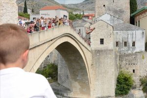 Srebrenitsa kurbanları için Mostar'da anma yürüyüşü