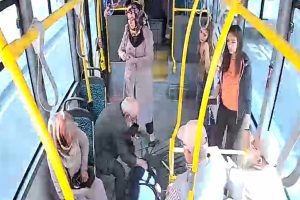 Halk otobüsünde panik: Başında dua ederek bekledi