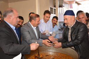 Aşkale Belediyesi'nden aşure ikramı