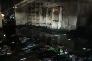 Kırtasiye deposundaki yangını mahalleli söndürdü
