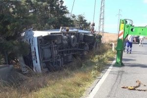 Şiddetli rüzgar TIR'ı devirdi!
