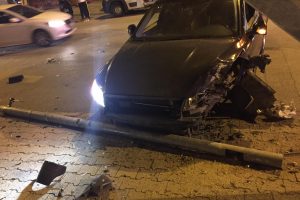 Çarpışan otomobillerden biri aydınlatma direğini devirdi: 2 yaralı