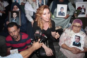 HDP il binası önünde eylem yapan annelere sanatçı Hülya Bozkaya'dan destek