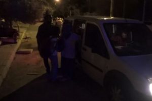 Alkollü şahsı mahallelinin linç girişiminden polis kurtardı