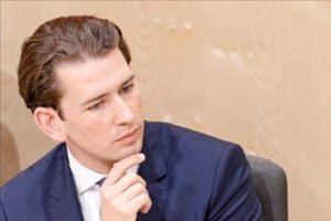 Avusturya'da eski Başbakan Kurz'un başörtüsü yasağı vaadine tepki