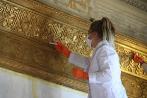 Dolmabahçe Sarayı'ndaki en büyük Altın Varak tablo çerçevesi restorasyonda