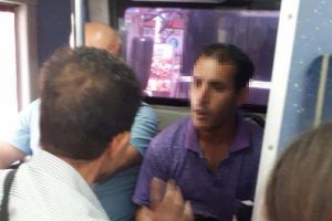Bacaklarını bağladığı kediyi kemerine takıp, otobüse bindi