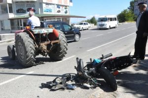 Motosiklet traktörle çarpıştı: 2 yaralı