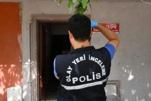 Kar maskeli 2 kişi ellerini ve ağzını bantlayıp, evdeki altın ve parayı gasbetti