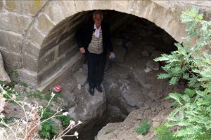 Tarihi köprünün ayaklarında define aramışlar