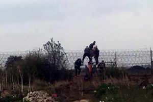 Yunanistan'a kaçmak isteyen göçmenler tellerde yakalandı