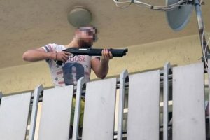 Dışarı çıkmak isteyen annesi ve kız kardeşini rehin aldı
