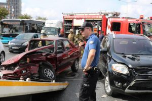 Trafiği kilitleyen zincirleme kaza