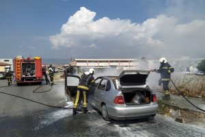 Seyir halindeki araç alev alev yandı