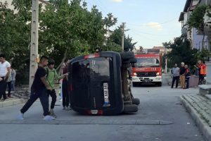 Yan yatan hafif ticari araçtan yara almadan kurtuldu