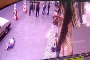 Balkonda oynarken yere çakıldı, o anlar kameraya yansıdı