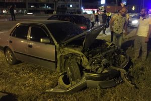 Bursa'da kontrolden çıkan otomobil bariyerlere çarparak durabildi