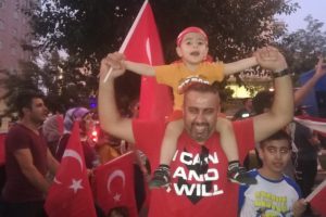 Vatandaşlar Türk bayrakları ile yürüyerek terörü lanetledi