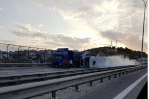 TEM otoyolunda oksijen yüklü tanker devrildi