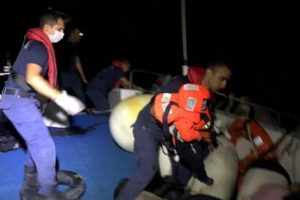 Çeşme açıklarında 30 kaçak göçmen yakalandı