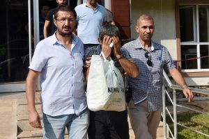 Boşanmak isteyen eşini 15 yerinden bıçakladı