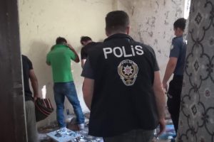 Mahallelinin korkulu rüyası olan metruk binaya baskın