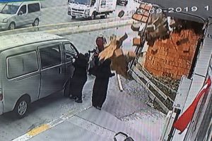 Fırtına nedeniyle tuğlalar yıkıldı... 1 kadın ağır yaralı