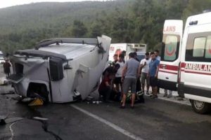 TIR'ın kupası koptu, şoför ağır yaralandı