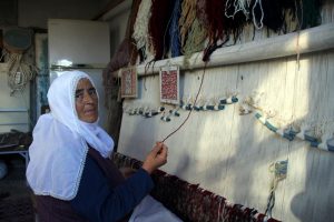 61 yıldır dokuduğu halıları ilmek ilmek işliyor
