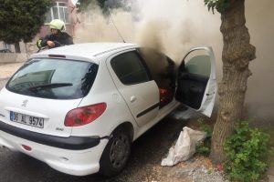 Seyir halinde otomobil alev aldı