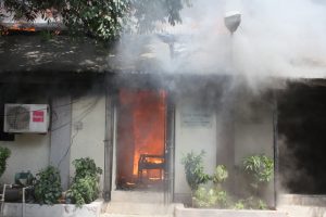 Hindistan'da bakanlık ofisinde korkutan yangın