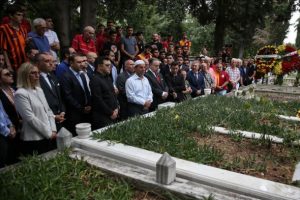Metin Oktay kabri başında anıldı