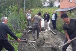 Mahalleli imece usulü yol yaptı