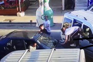 Kayınpederinin dudaklarını ısırarak parçaladı