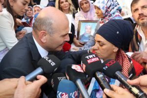 Bakan Soylu 'Diyarbakır annelerini' ziyaret etti