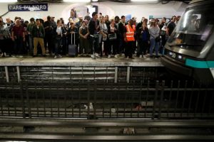 Paris'te toplu taşıma çalışanları grevde