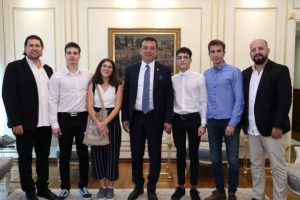 İmamoğlu, 'silinmeyen yol boyası' üreten genç mucitlerle buluştu