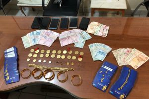 Dolandırdıkları altın ve paralarla yakalandılar