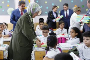Emine Erdoğan atıktan üretilen defteri öğrencilere dağıttı