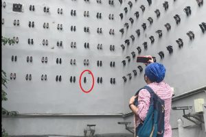 ''Utanç Duvarı''ndaki kadın ayakkabısını sökerken yakalandı