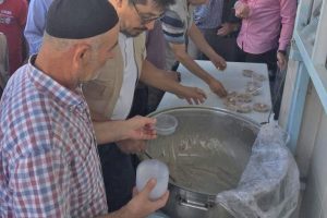 Vatandaşlara aşure ikramı