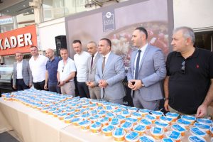 Belediyeden vatandaşlara aşure ikramı