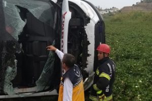 Hasta nakli yapan ambulans devrildi: 5 yaralı