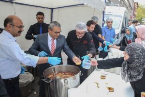 Kütahya Belediyesi halka aşure dağıttı