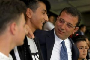 Ekrem İmamoğlu, ilk defa stada gelen çocuklarla maç izledi