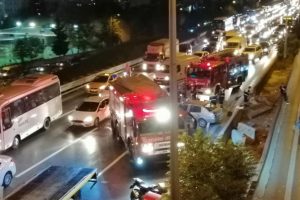 Bir motosiklet iki otomobilin karıştığı kaza trafiği kitledi