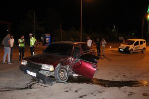 Otomobil ile hafif ticari araç çarpıştı: 2 yaralı