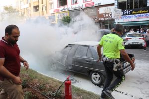 Seyir halindeki otomobil alev alev yandı